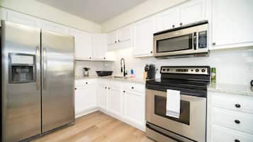 Frigorífic i utensilis de cuina, vaixella i coberteria