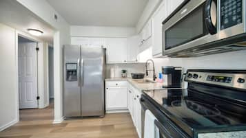 Fridge, cookware/dishes/utensils