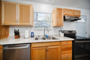 Fridge, microwave, oven, stovetop - Historic Lights Festival, Fire Pit, Pet Friendly (St. Augustine)