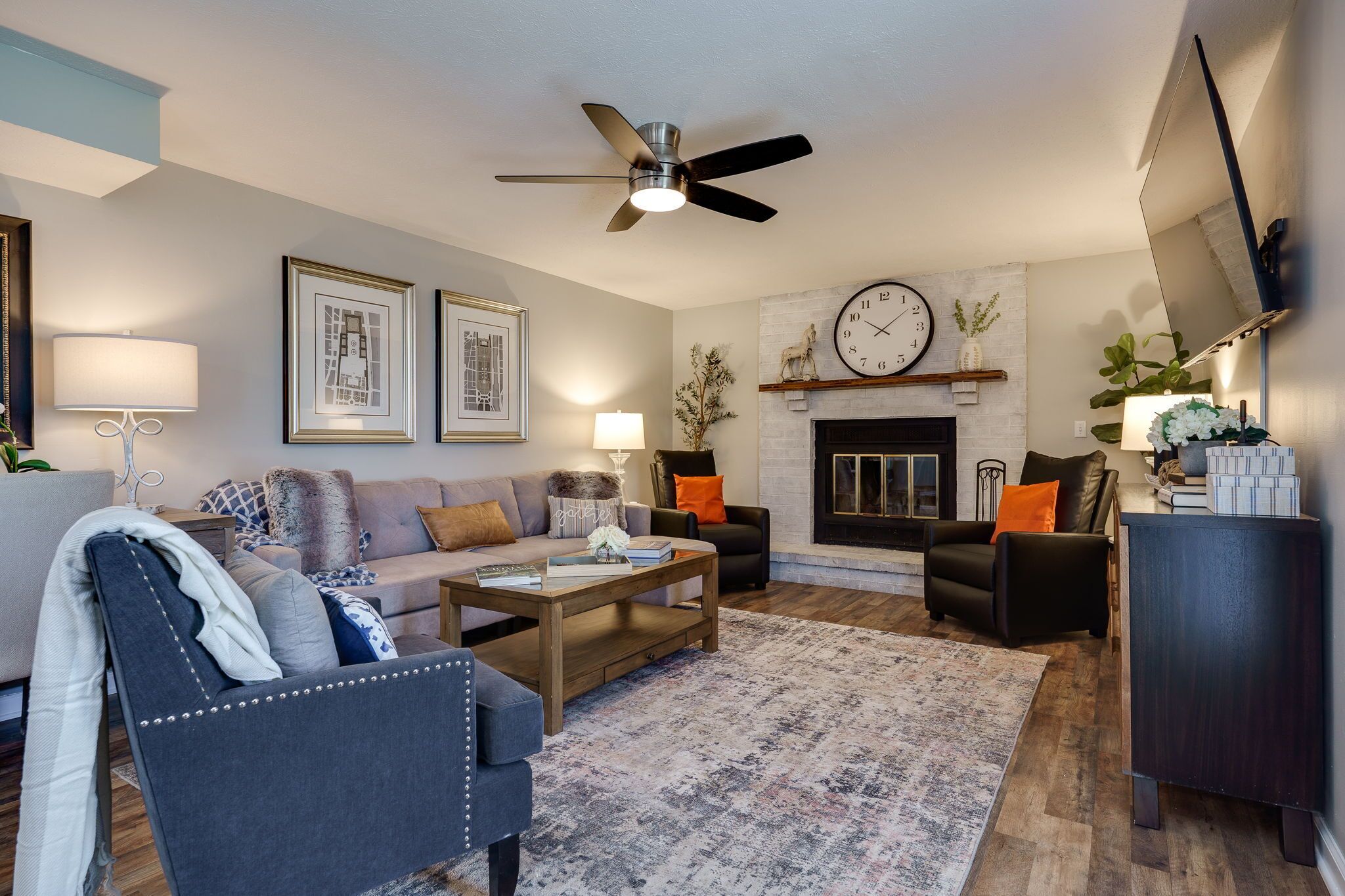 TV connectée, cheminée, baby-foot, livres