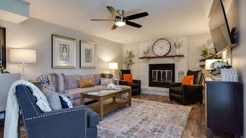 TV connectée, cheminée, baby-foot, livres