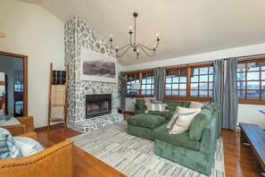 TV, offices - Min to Hatley~Mountain Views~Hot Tub~Game Room! (Mars Hill)