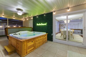 Indoor spa tub