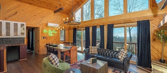 6 Br Cabin~Hot Tub~Fire Pit~Min to Hatley Pointe