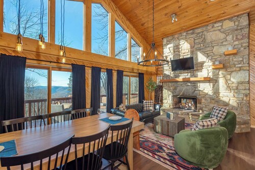 6 Br Cabin~Hot Tub~Fire Pit~Min to Hatley Pointe