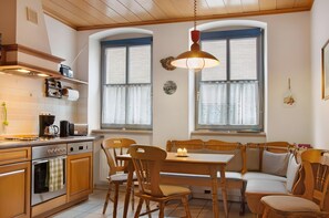 Fridge, microwave, oven, stovetop - Holiday Apartment 'Alte Stadtmauer' with Shared Garden and Wi-Fi (Bamberg)