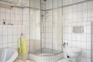 Douche, séchoir à cheveux, serviettes fournies