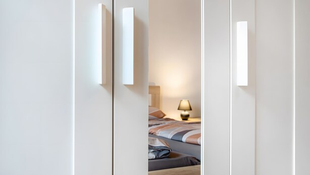 A bedroom with a bed, a nightstand, and a lamp. - Holiday Apartment 'Alte Stadtmauer' with Shared Garden and Wi-Fi (Bamberg)