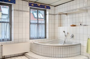 Shower, hair dryer, towels - Holiday Apartment 'Alte Stadtmauer' with Shared Garden and Wi-Fi (Bamberg)