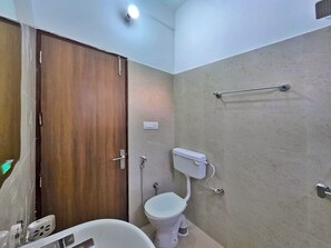 Deluxe Room, Hill View | Bathroom