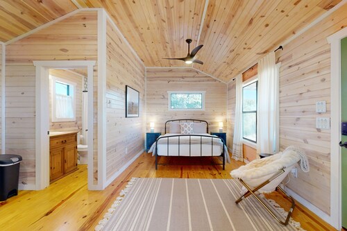 Tranquil farmstead with beautiful views of the country, fire pit, & cozy cottage