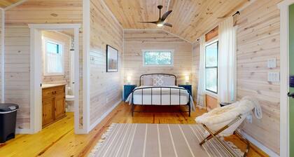 Tranquil farmstead with beautiful views of the country, fire pit, & cozy cottage