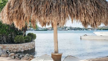 Playa en los alrededores y camastros