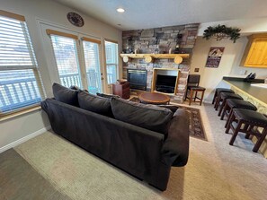 Televisión, chimenea y oficina