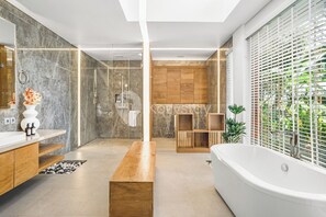 Villa, 3 Schlafzimmer, eigener Pool | Badezimmer | Badewanne und Dusche (separat), kostenlose Toilettenartikel