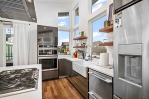 Refrigerador, microondas, horno y parrilla de estufa 