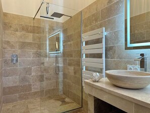 Dusche, Haartrockner, Handtücher, Toilettenpapier
