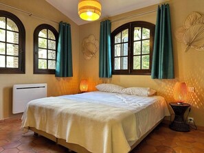 3 bedrooms, desk, iron/ironing board, travel crib - Bastidon in Provence. (Draguignan)