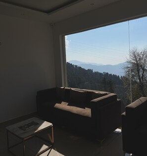 Deluxe-Doppelzimmer, Balkon | Wohnbereich | 42-Zoll-LCD-Fernseher mit Digitalempfang