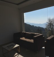 ห้องดีลักซ์ดับเบิล, ระเบียง | บริเวณนั่งเล่น | ทีวีจอแอลซีดี 42 นิ้ว พร้อมช่องดิจิตอล