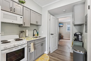 Fridge, oven, coffee/tea maker, blender - 3201 Atlantic Ave, Unit 310 (Wildwood)