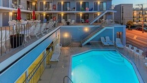 Ein Hotel mit Schwimmbad, Außenbereich und mehrstöckigem Gebäude.