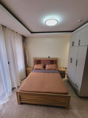 Escritorio y espacio para trabajar con un portátil