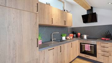 Jääkaappi, uuni, liesi, astianpesukone