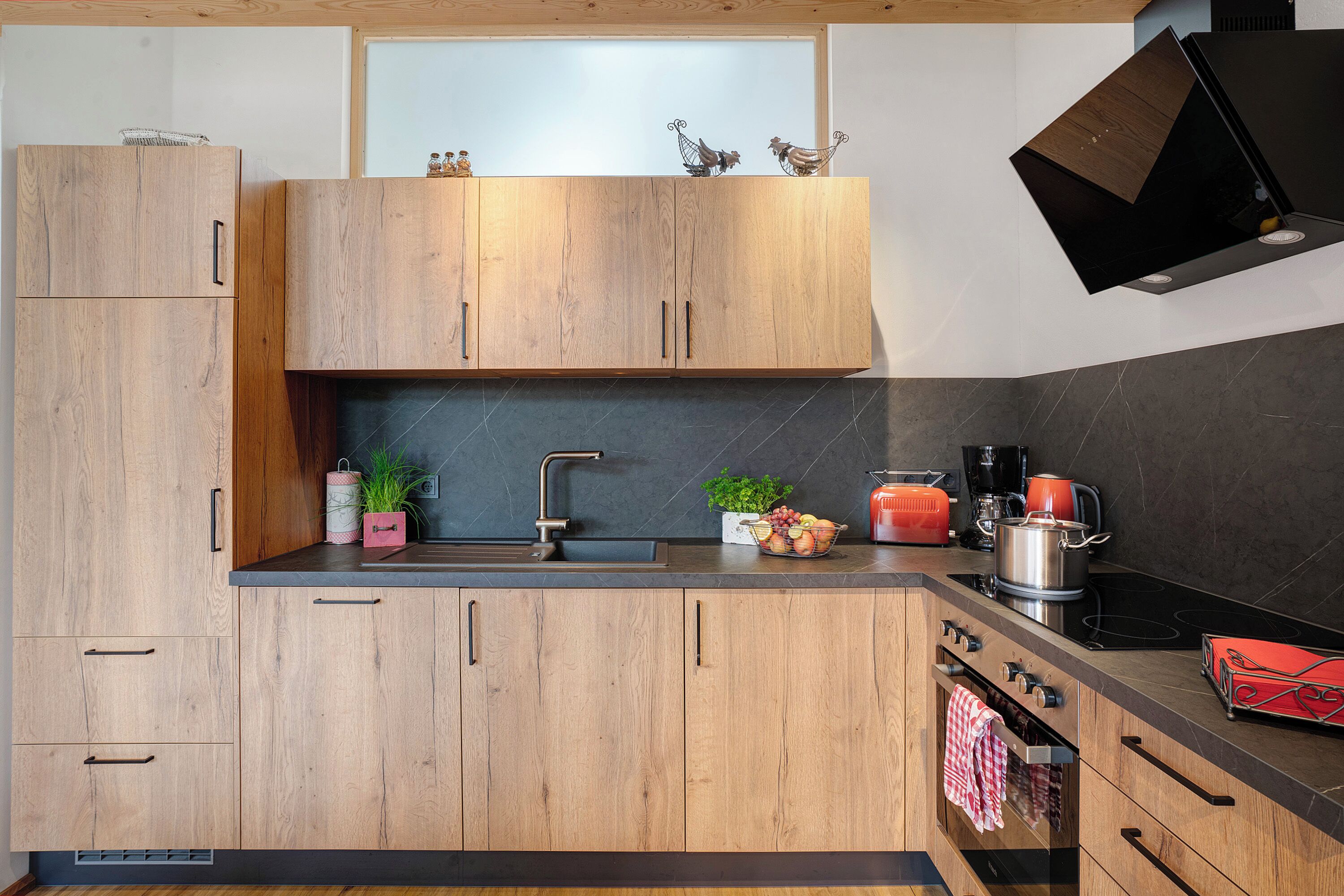 Fridge, oven, stovetop, dishwasher