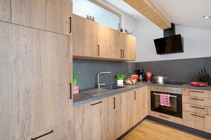 Fridge, oven, stovetop, dishwasher