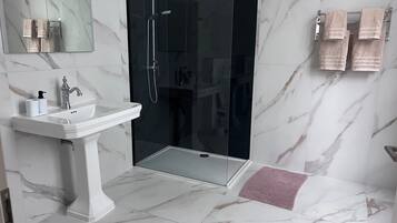 Suihku, hiustenkuivaaja, pyyhkeet, saippua