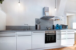 Jääkaappi, mikroaaltouuni, uuni, liesi