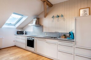 Réfrigérateur, four à micro-ondes, un four, surface de cuisson