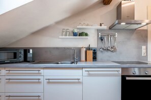 Kühlschrank, Mikrowelle, Ofen, Herdplatte