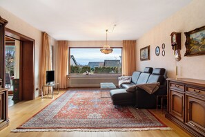 TV, fireplace - Holiday Home 'Justi' with Mountain View, Private Terrace and Wi-Fi (Meckenbeuren)