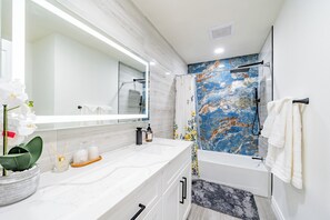 Hair dryer, towels, soap, shampoo - Tranquil 3-bedroom house in Austin with WiFi and AC (Austin)