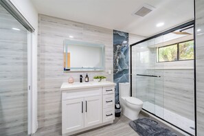 Hair dryer, towels, soap, shampoo - Tranquil 3-bedroom house in Austin with WiFi and AC (Austin)