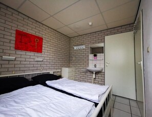 29 chambres, ameublement personnalisé, fer et planche à repasser