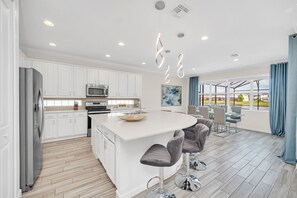 冷蔵庫、電子レンジ、オーブン、コンロ