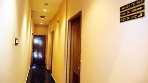 Passadís d'hotel amb indicadors de senyalització que mostren els números de les habitacions del 501 al 512.