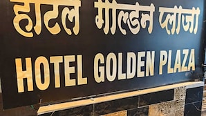 Cartell del Hotel Golden Plaza amb text en hindi i anglès.