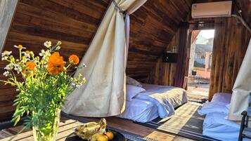 Chalet clásico, 1 cama Queen size, patio, vista a la colina | Decoración personalizada, muebles diferentes y escritorio