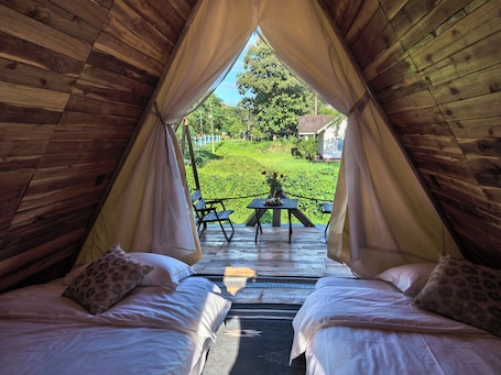 Individuell dekoriert, individuell eingerichtet, Schreibtisch