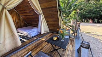 Chalet Classique, patio, vue colline | Vue sur le jardin
