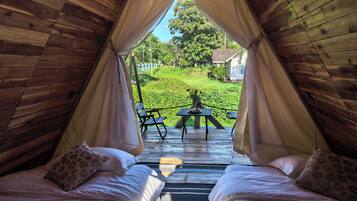 Chalet Classique, patio, vue colline | Vue sur le jardin