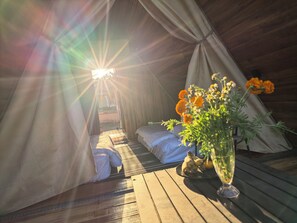 Chalet clásico, 1 cama Queen size, patio, vista a la colina | Decoración personalizada, muebles diferentes y escritorio 