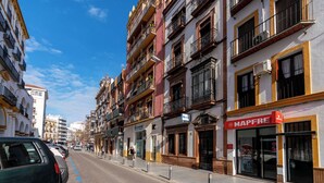 Vista de la calle con un hotel MAPFRE a la derecha, que cuenta con un toldo rojo y un cartel.