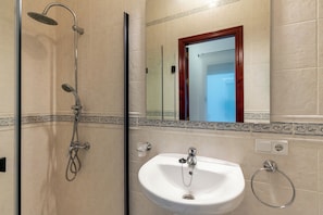Douche, sèche-cheveux, serviettes fournies, papier toilette
