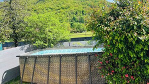 A pool area with a view of a lush green hillside. - On grassland (Malmerspach)