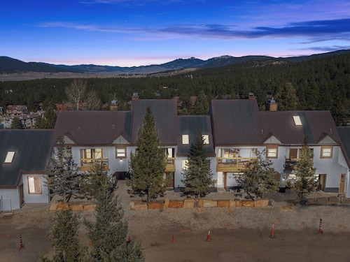 Cozy Ski-In Ski-Out Condo